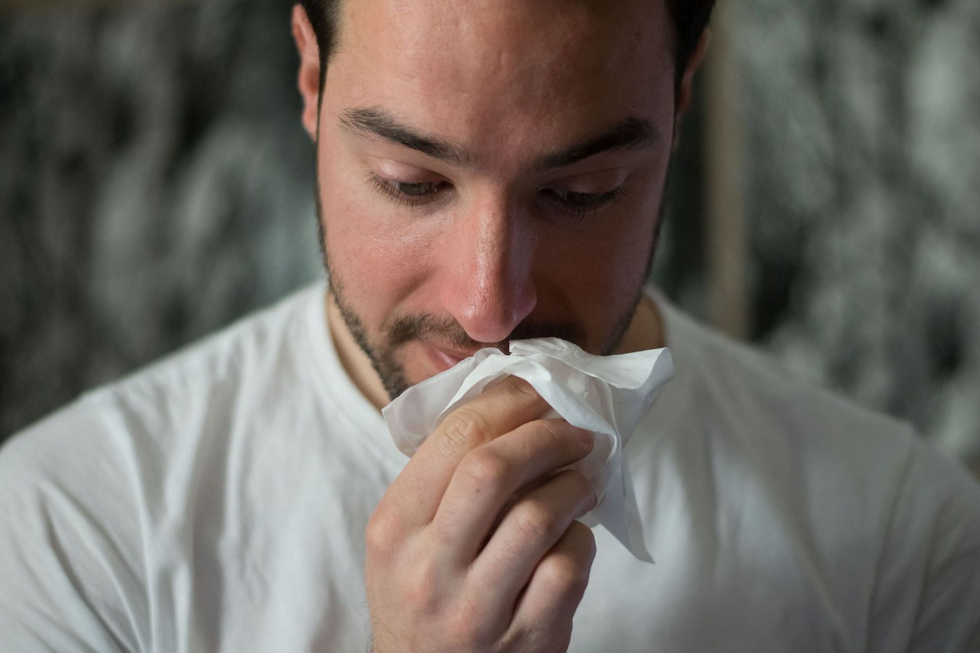 Wheezing (Image via Unsplash/Brittany Colette)